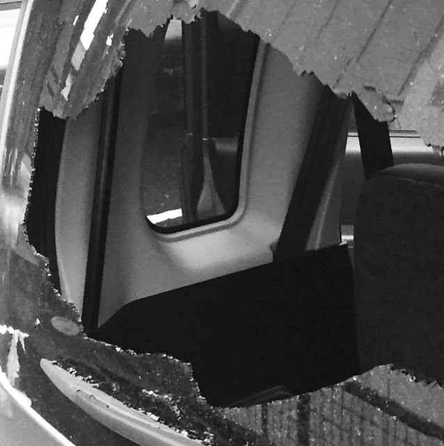 【経験談】車のリアガラスが粉々に割れていた事件