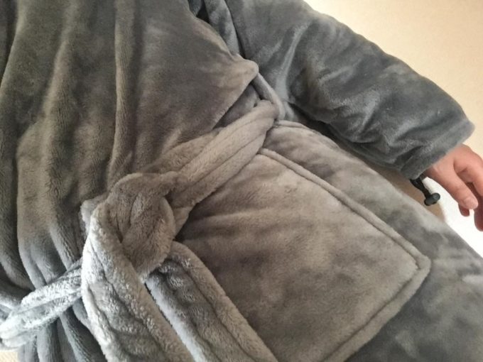 この温もりは病みつきになる！「着る毛布」を4年使った感想とメリット・デメリット